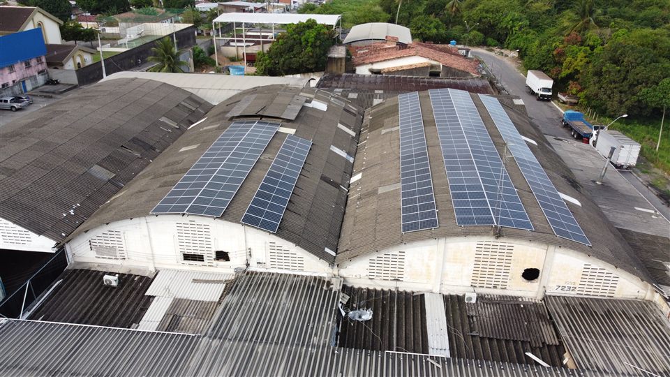Instalação de energia solar em telhado empresarial